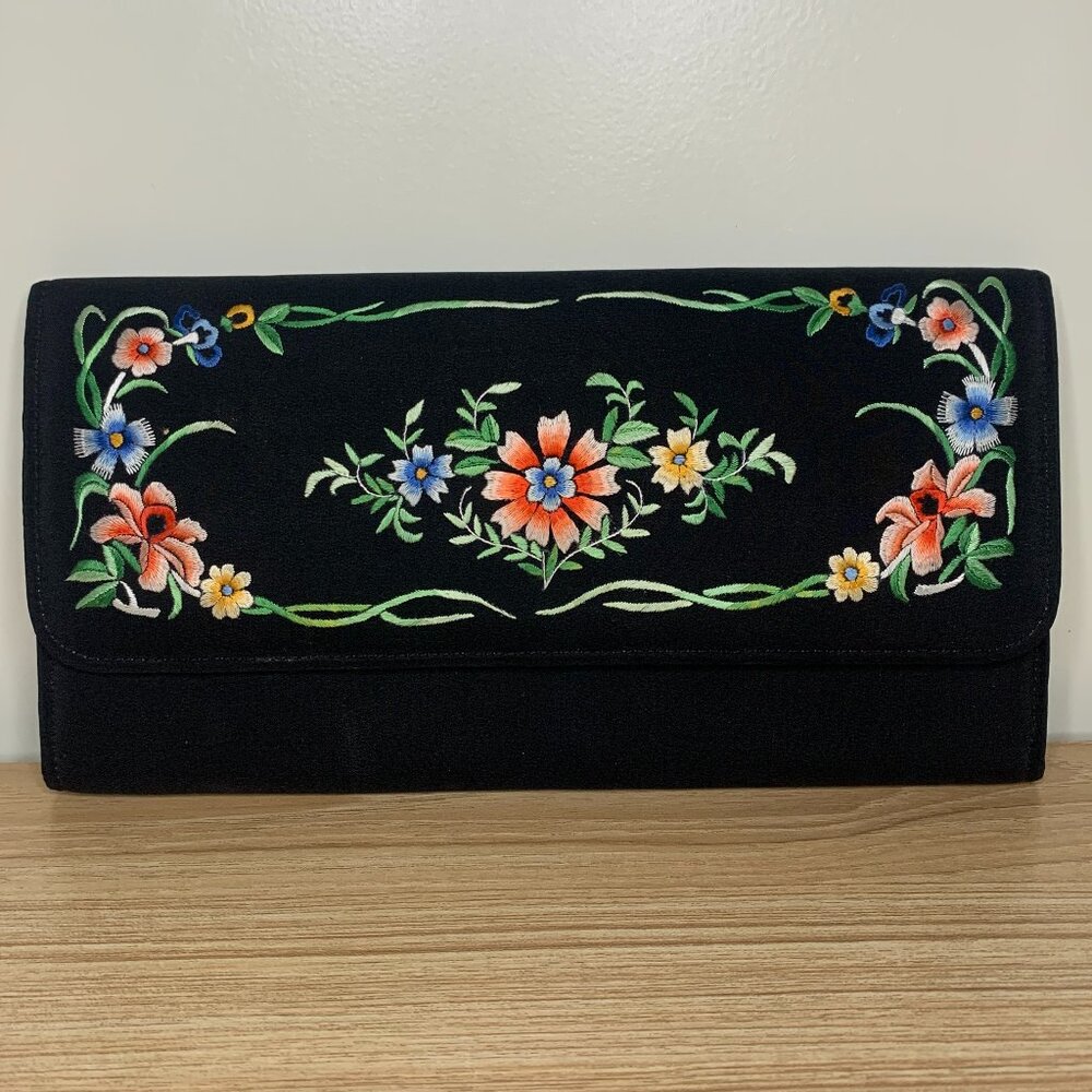 Vintage Floral Embroidered Black Clutch